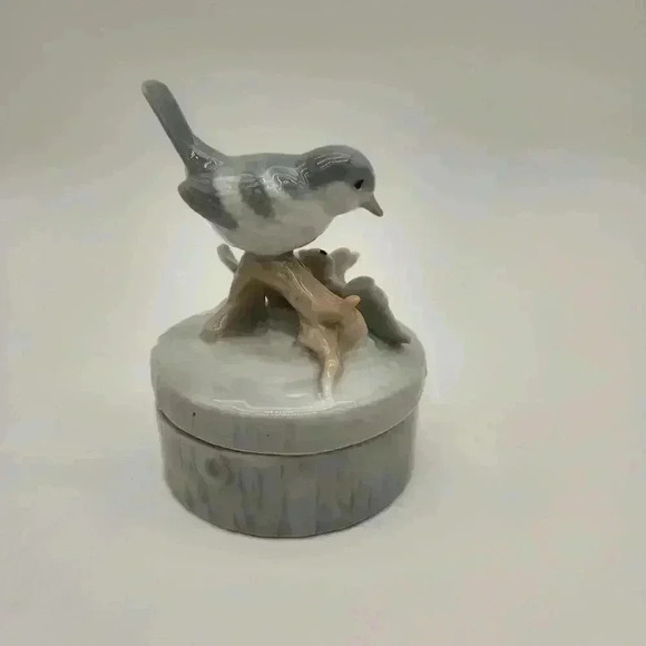 Sweet 4 1/2" Tall Ceramic Bird On Branch With‎ Flower Trinket Box Price Products - Picture 3 of 7